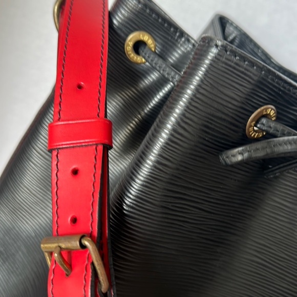 AUTHENTIC LOUIS VUITTON ÉPI NOE BI-COLOUR LEATHER SHOULDER BAG. - Picture 4 of 15